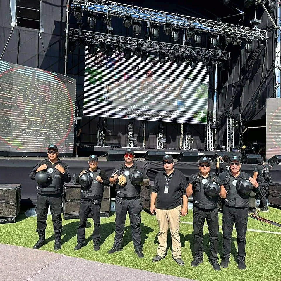 Grupo de guardias con cascos y uniformes negros delante de escenario