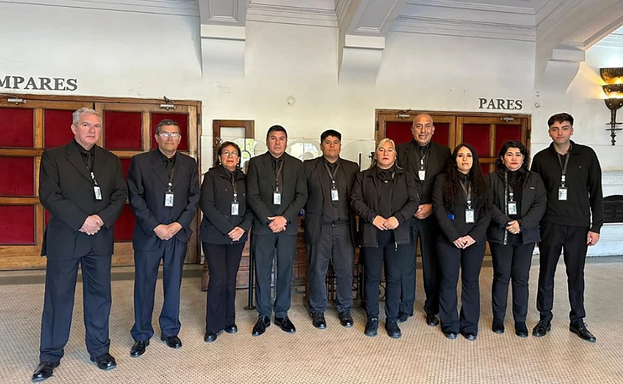 Personal institucional reunido para servicio especial de seguridad